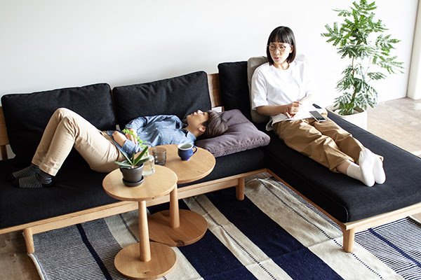 70以上 ソファでくつろぐ 164633ソファでくつろぐカップル 素材