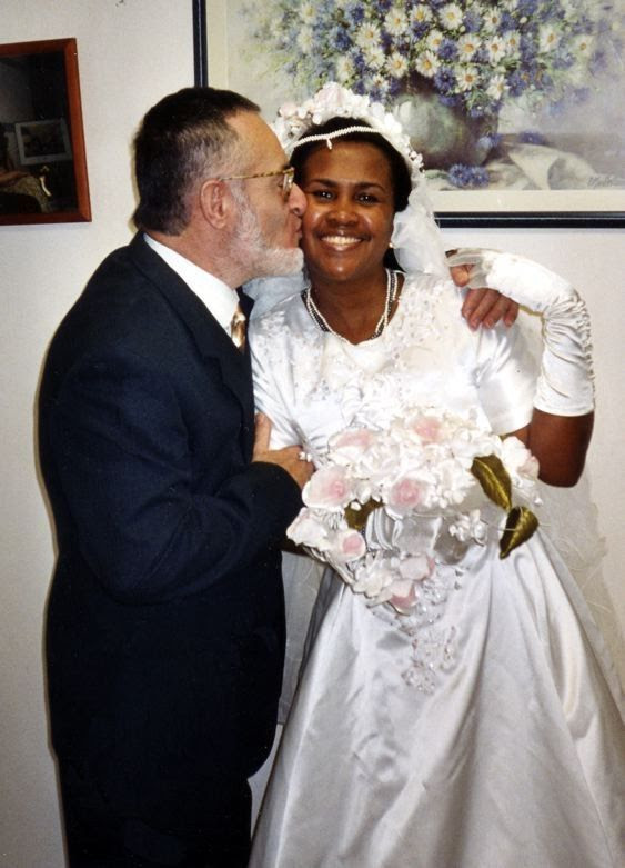 Mariage", un parfum envoûtant qui permet d'attirer l'être aimé(e), stimule le concubin à prendre la grande décision du mariage et permettre d'obtenir une solution solide et heureuse. Eloigne la jalousie de la famille et copines qui empêchent cette union. Pour recevoir beaucoup d'amour et du respect de son futur époux. Pour convaincre de se faire entendre et obtenir enfin le mariage, voir la date de cérémonie. Il suffit pour cela de prendre 9 bains avec 9 flacons. Les figurines Mariages sont disponibles à la vente. Obligé obligé sons conjoint (e) a acceptez le Mariage