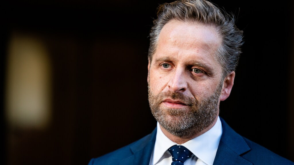 Minister De Jonge wil minder migranten in Nederland opnemen