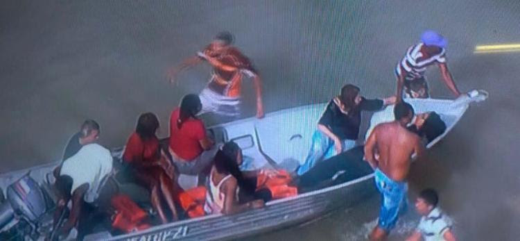 Embarcação vira durante travessia Mar Grande-Salvador