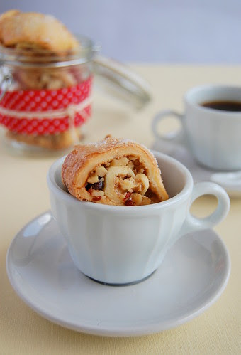 Walnut, cranberry and cinnamon rugelach / Rugelach de nozes, cranberry e canela