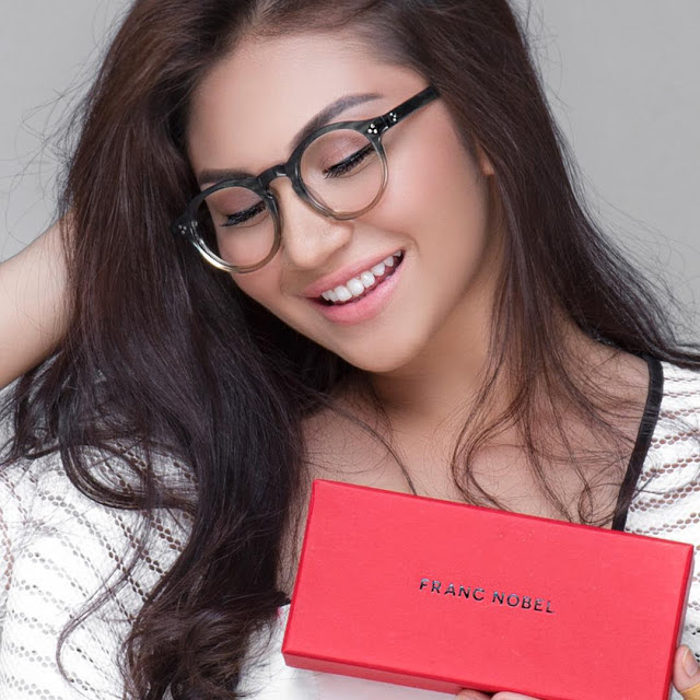 Tips Memilih Kacamata Sesuai Bentuk Wajah Wanita - Berbagi Bentuk Penting