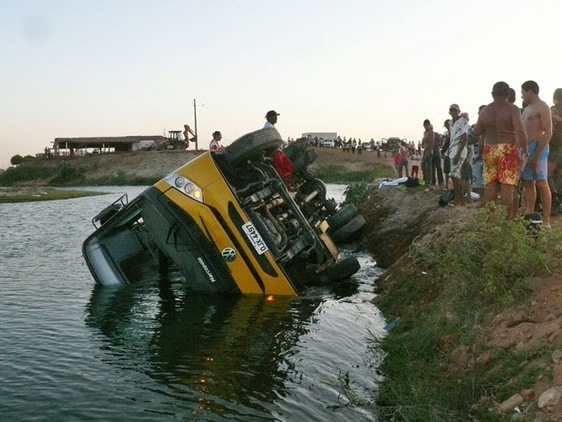 Ônibus escolar atravessava uma estrada carroçável no momento do acidente (Foto: Francisco Coelho/Focoelho.com)