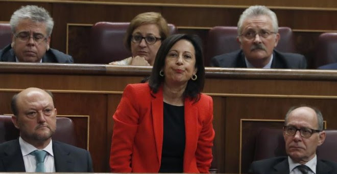La diputada del PSOE Margarita Robles durante las votaciones del debate de investidura del líder del PP, Mariano Rajoy, esta tarde en la Cámara Baja. EFE/Javier Lizón