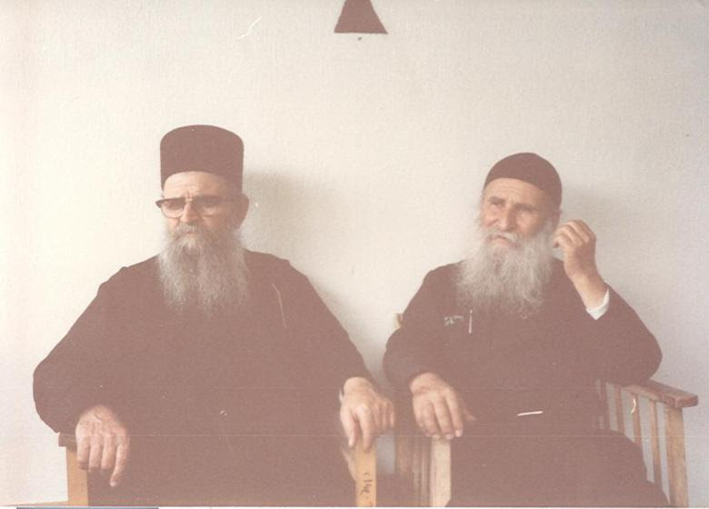 Με τον παραδελφό του μακαριστό παπα- Χαράλαμπο, τότε Ηγούμενο της Μονής Διονυσίου σε επίσκεψή του στη Νέα Σκήτη (1986).