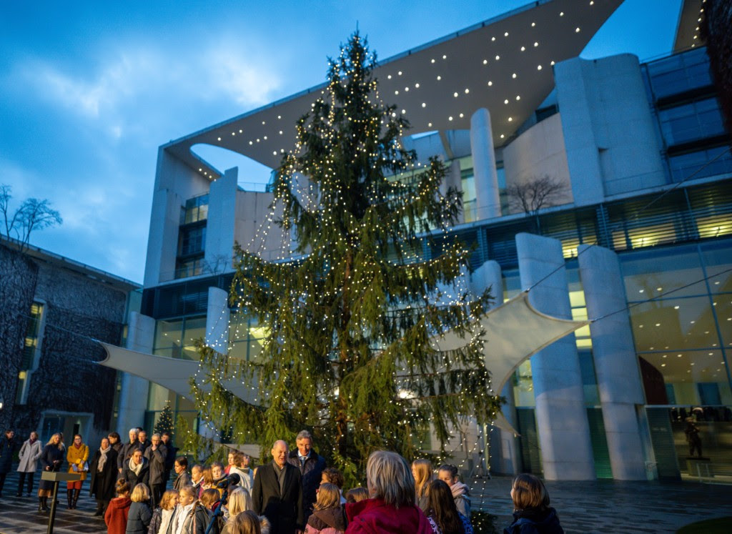 Thủ tướng Đức tiết kiệm điện thắp sáng cây thông Giáng sinh