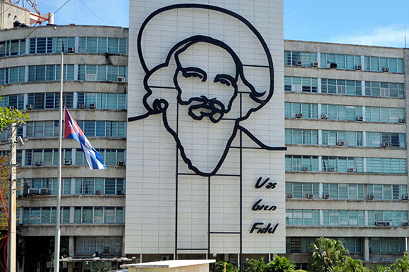 La bandera cubana flamea a media asta, en duelo oficial por el fallecimiento del Presidente de la República Bolivariana de Venezuela, Hugo Rafael Chávez Frías. La Habana, 6 de marzo de 2013. (Fotos Oriol de la Cruz Atencio AIN)