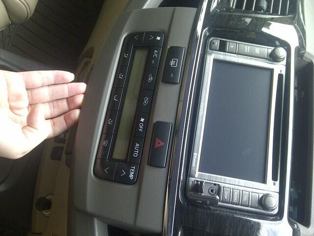Karena posisi LED harus benar kutub konkret Cara Bongkar LED Panel AC & Base Switch Toyota Fortuner