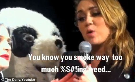 Temáticos dom: Miley foi presenteado com um bolo de Bob Marley por seus amigos e disse que era porque ela fumou 'demais f ** king erva'