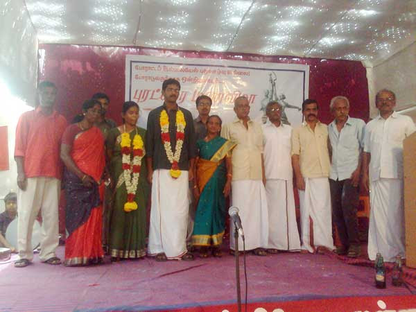 pandian ajitha family மணமக்கள் குடும்பத்தினர் மற்றும் தோழர்களுடன்