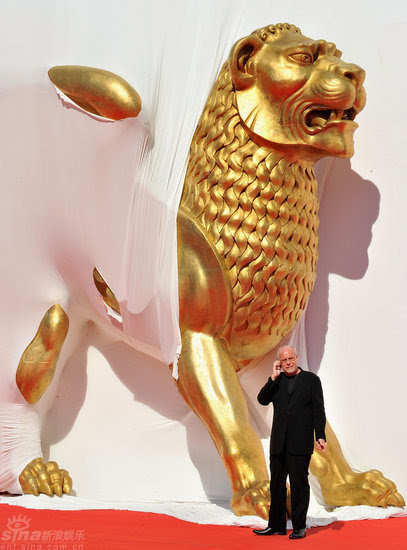 威尼斯電影節主席馬可-穆勒被金獅光芒籠罩
