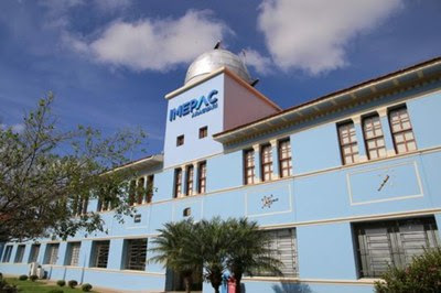 Fonte: imepac.edu.br Foto mostra a fachada central do prédio do Imepac em Araguari/MG