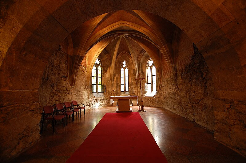 File:Buda castle interior church.JPG
