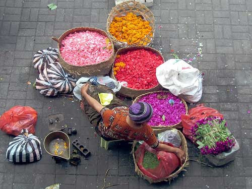 Lady selling flowers at the Market @ Ubud, Bali Lady selling flowers at the Market @ Ubud, Bali