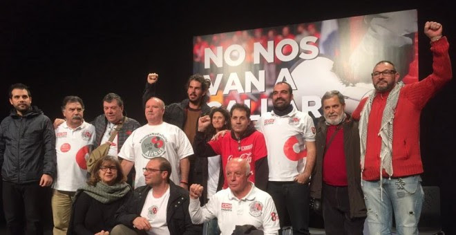 Sindicalistas encausados de Airbus y de Coca-Cola, junto a la eurodiputada de IU, Paloma López.-CCOO