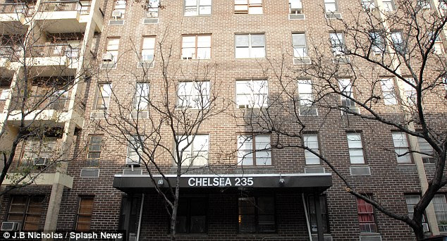 Residence: Andrew viveu neste prédio na 234 West 22nd Street no bairro de Nova York, Chelsea, e ele foi encontrado morto em seu apartamento