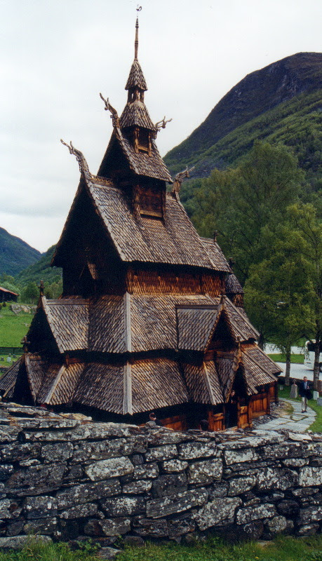 stavkirker ou eglise en bois debout de Borgund, Norvege, une des plus fameuses et anciennes