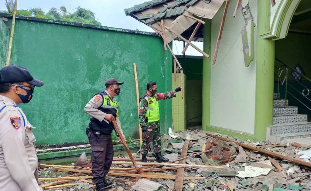 Gempa Terkini Malang / ISMKMI Salurkan Bantuan Untuk Korban Gempa Ambon