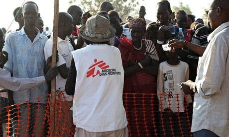 MDG : MSF nurse doing triage among people, waiting to be seen by the medical team, Juba, South Sudan