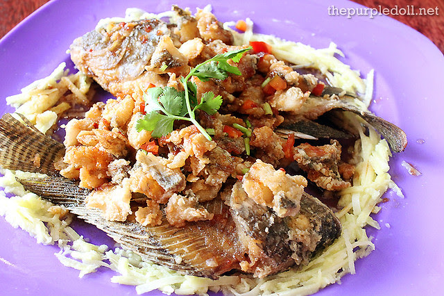 Crispy Tilapia with Thai-Resa Sauce and Green Mango Salad P200