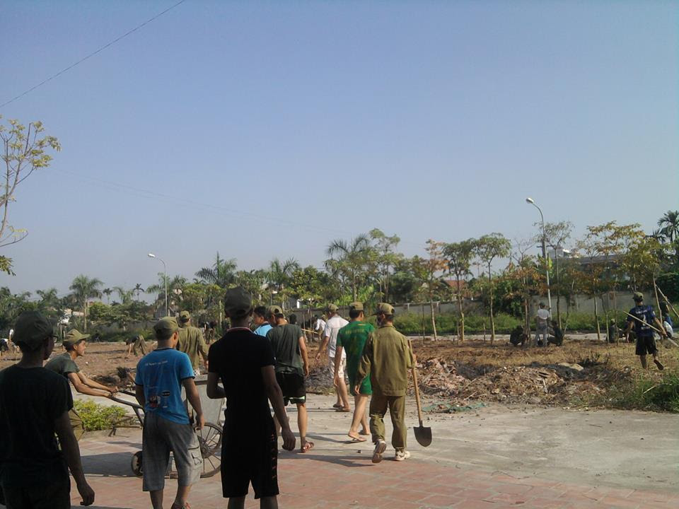 Đi lao động công ích. (tăng gia sản xuất đó mà)