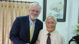 Bác sĩ Nguyễn Đan Quế trong cuộc gặp với Đại sứ Mỹ tại Việt Nam, ông David Shear (hình chụp ngày 17/8/2012) 