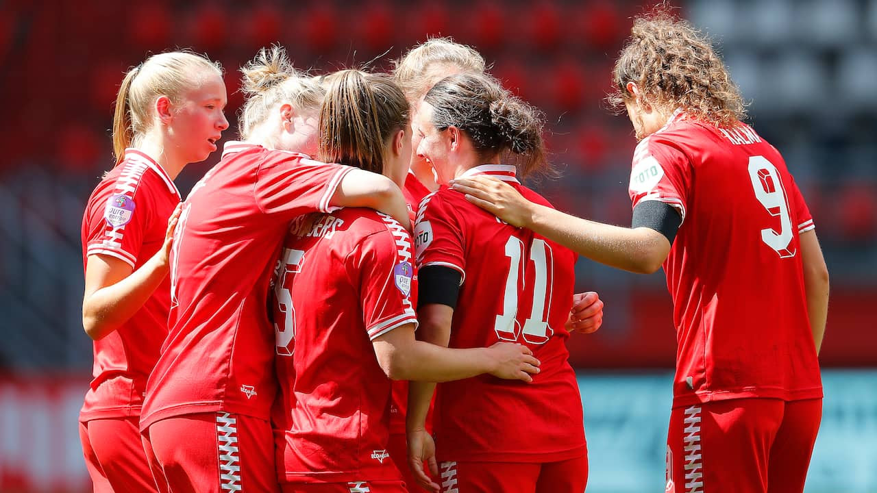 FC Twente Vrouwen officieus landskampioen, ruime zege Ajax in Klassieker