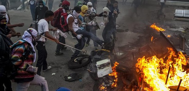 Protestos: Manifestantes fazem barricada para enfrentar polícia na Venezuela  (Foto: EFE)