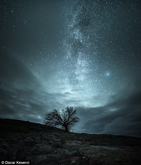 O céu encharcado cheio de nuvens e uma dispersão de estrelas parece uma pintura. Esta imagem foi tirada em Inkoo