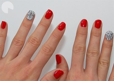 Googly eye accent nail manicure - Runway DIY