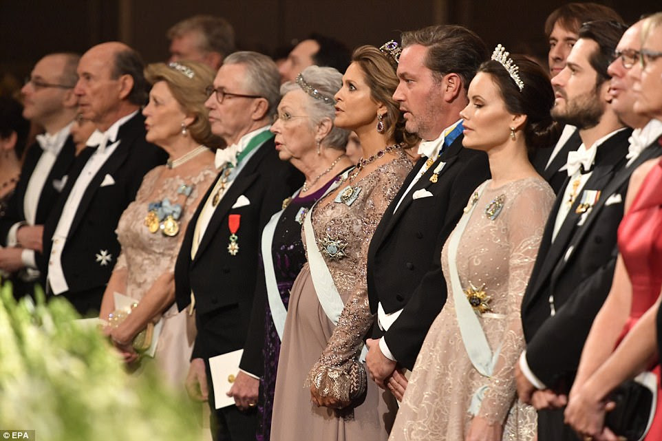A realeza sueca se junta à frente da cerimônia da noite em Stokcholm. Os prêmios Nobel de medicina, física, química, literatura e economia são premiados na Suécia, enquanto o da paz é concedido na Noruega
