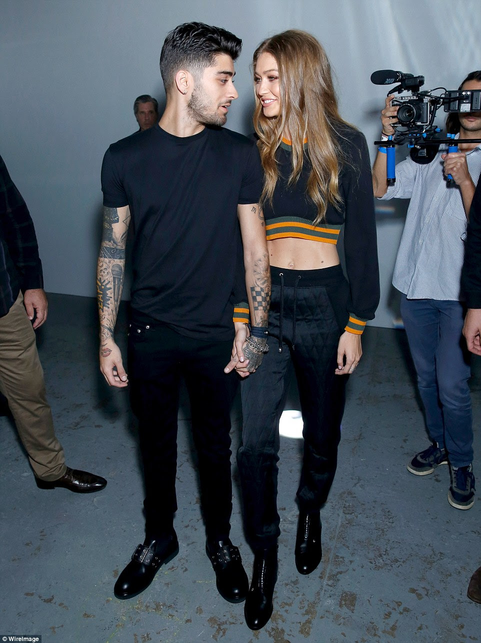 A aparência do amor! Zayn e Gigi só tinha olhos para o outro como eles elegantemente chegou no evento passarela Versace na London Fashion Week no sábado mão-na-mão