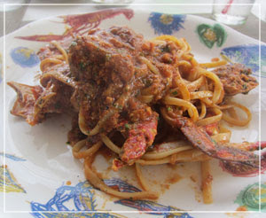 富里「Cucina Tokionese Cozima」にて、ワタリガニのリングイネ。すごい勢いで蟹！