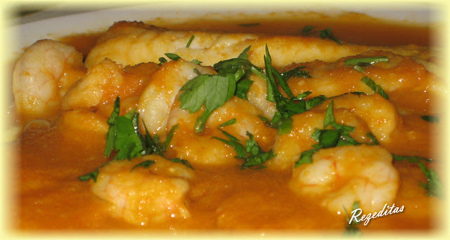 MERLUZA Y GAMBAS CON SALSA DE ZANAHORIA