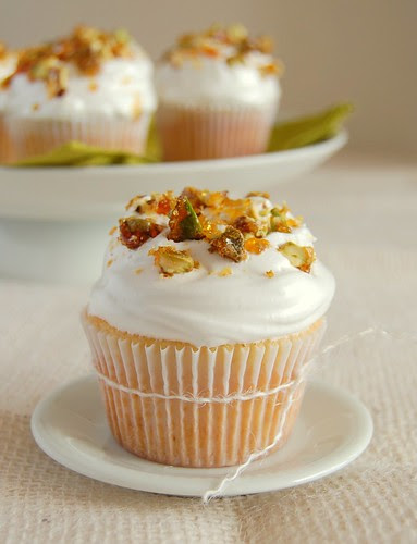 Vanilla cupcakes with pistachio praline whipped icing / Cupcakes de baunilha com cobertura de praliné de pistache