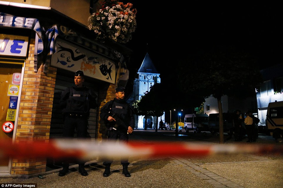 Oficiais ficar de guarda nas proximidades para a igreja onde o padre Jacques Hamel, 84, foi morto no assalto vicioso após a missa na terça-feira