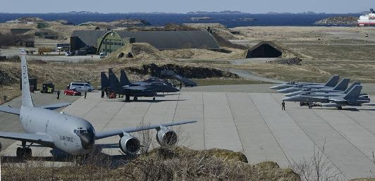 Des avions américains et finlandais sur la base aérienne de Bodo Main, en Norvège, le 7 mai 2014