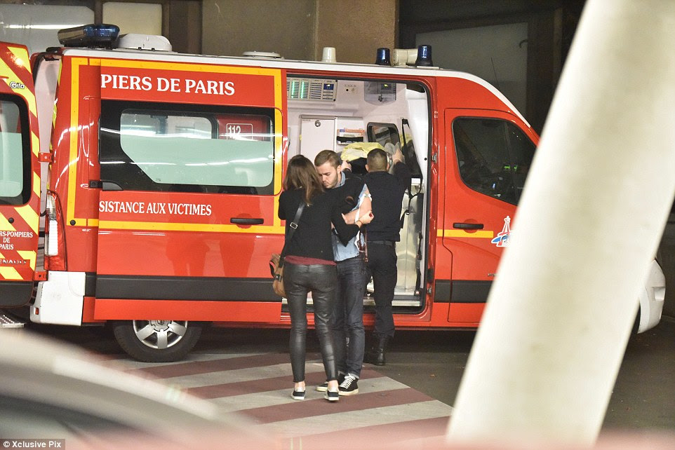 Emergency services strat to tend to the injured at the terroist attack at the Bataclan concert hall in Paris