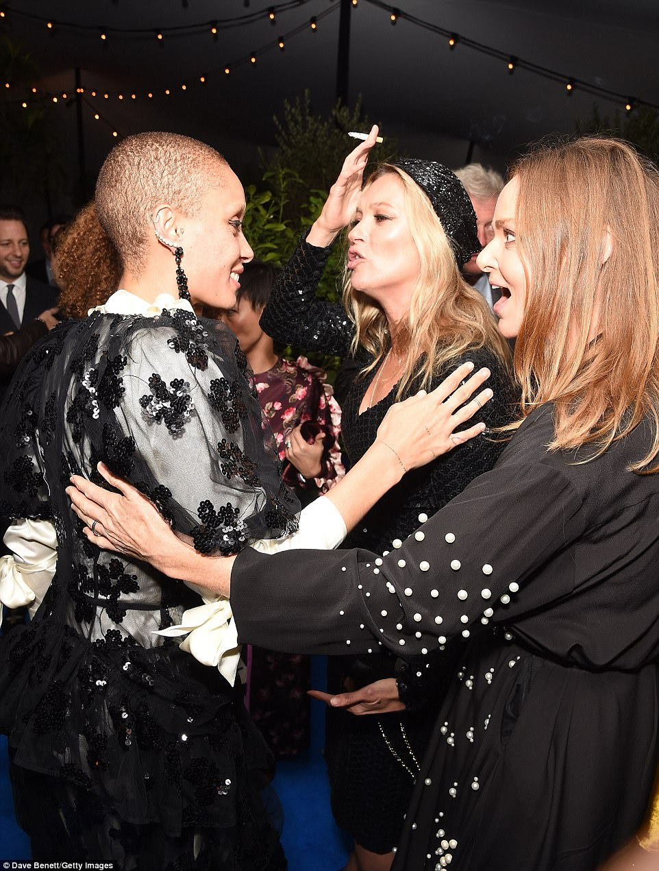 Dicas do topo: o atordoante e voltado a olhar parecia sensacional enquanto conversava com Kate e Stella McCartney - indubitavelmente nabbing dicas do topo