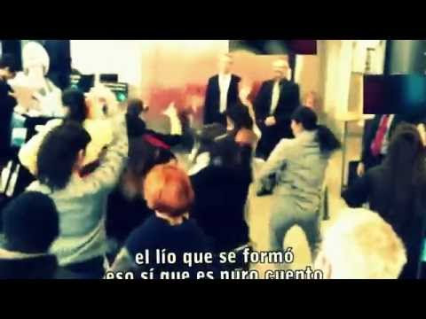 video que muestra a unas personas como cantan rumba en un banco a modo de protesta