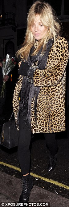 http://i.dailymail.co.uk/i/pix/2012/01/19/article-2089027-0F86029100000578-281_224x666.jpg