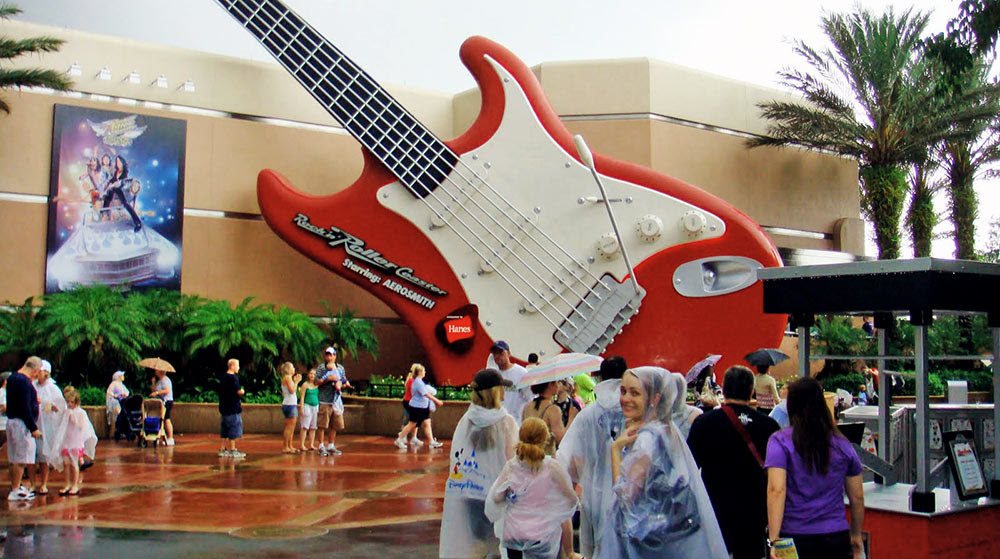 A atração Rock 'n' Roller Coaster em um dia chuvoso