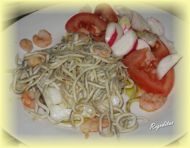BACALAO CON SALTEADO DE GULAS Y GAMBAS AL AJILLO