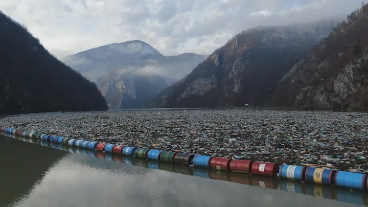 Balkanrivieren stikken in het plastic: 'Niemand wil het opruimen'