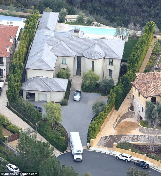 Na estrada novamente: O caminhão faz o seu caminho através do bairro rico, famoso pelo projeto de ruptura de Will Smith, o programa de TV O Príncipe Fresco de Bel Air