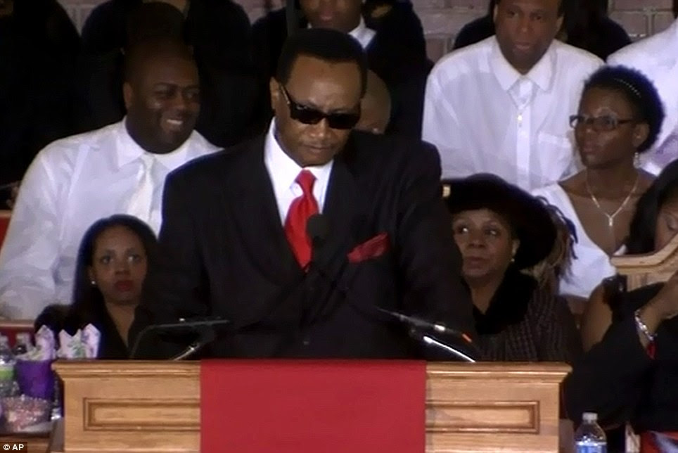 'Eu perdi um amigo, um chefe, uma irmã ": guarda-costas de Houston e brother-in-law Ray Watson falou no lugar de Aretha Franklin, que não comparecer à cerimônia devido a doença