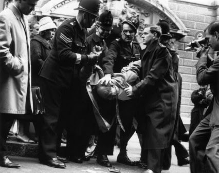 Aloysius-lucky-gordon-policía-lucha-primero-abril-1963 La policía luchando con Lucky abril Gordon primero 1.963