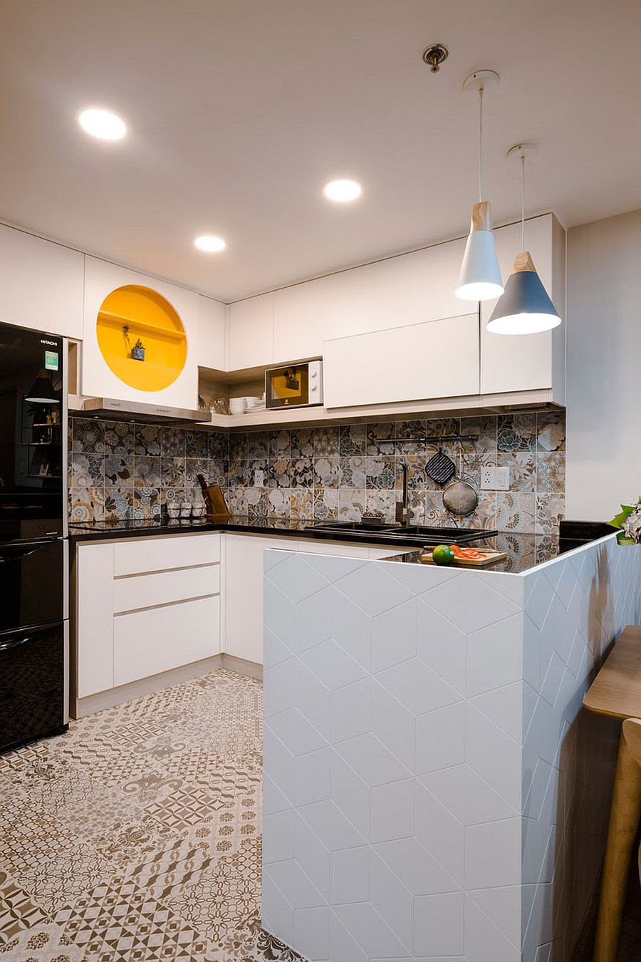 Phòng bếp nhỏ gọn gàng và tiện dụng. Bức tường ốp gạch bông họa tiết lạ mắt nổi bật trên phông nền màu trắng chủ đạo. phòng bếp nhỏ gọn