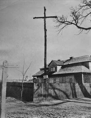 Końskie, lata dwudzieste XX wieku - krzyż drewniany upamiętniający straconych powstańców Końskie, lata dwudzieste XX wieku - krzyż drewniany upamiętniający straconych powstańców
