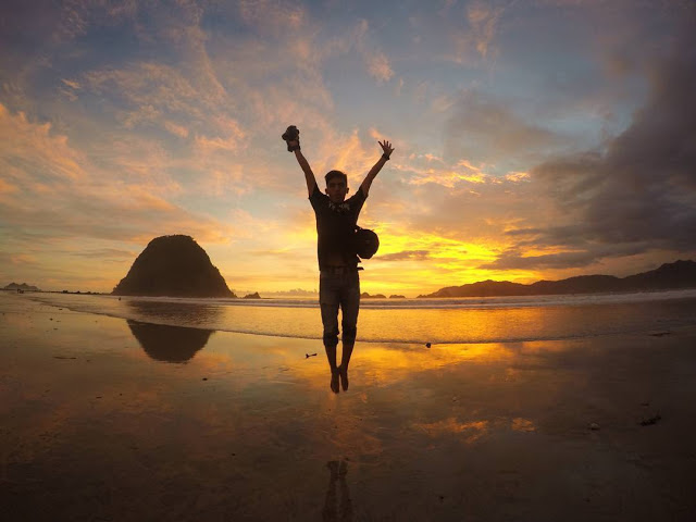 Gambar Orang Di Pantai Saat Sunset - Gambar Keren Hits